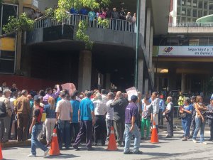 ¿Salario con tendencia irreversible? Trabajadores del CNE exigen respeto al contrato colectivo #23Oct