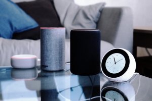 Amazon lanza su asistente virtual Alexa y el dispositivo Echo en España