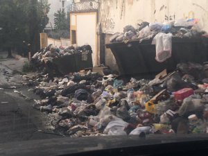 Caracas se ahoga en basura, mientras que el Gobierno se tapa la nariz y los ojos