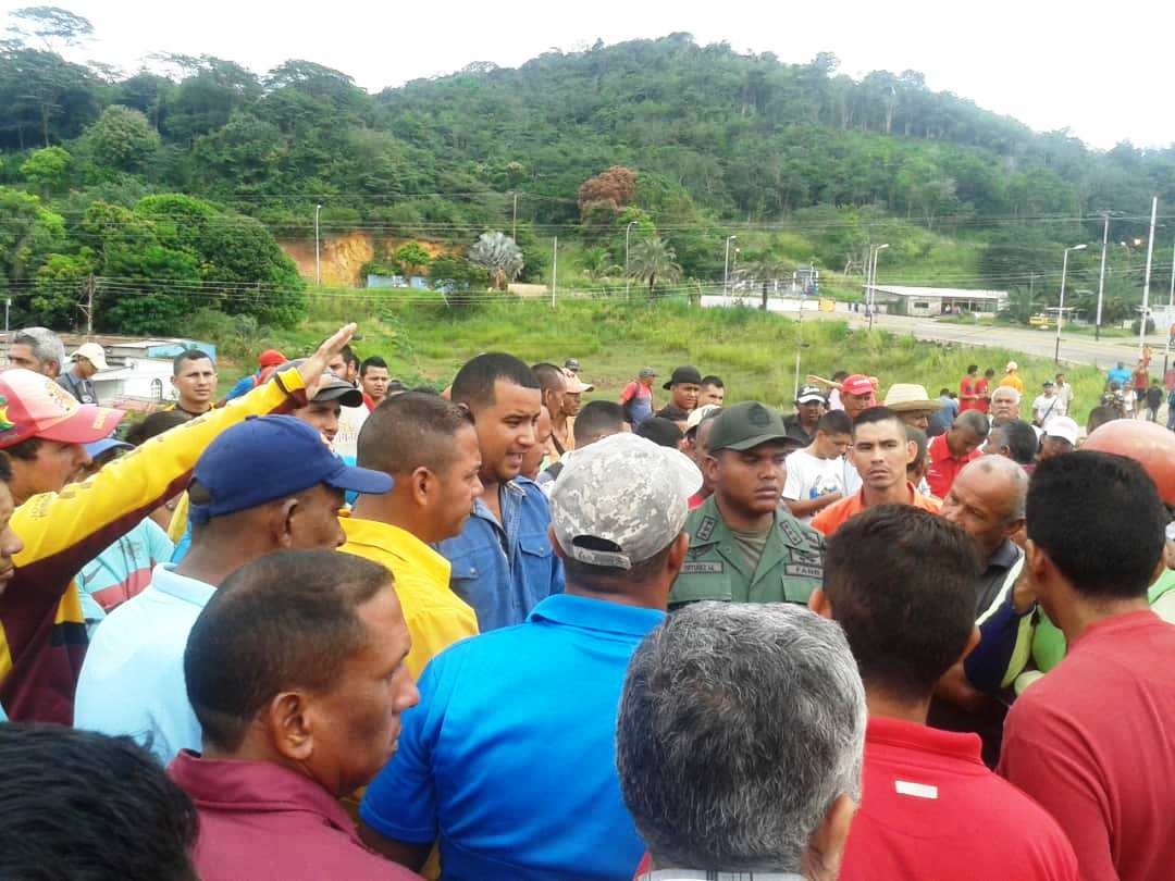 Chavistas hartos de promesas cierran por cinco horas el puente de El Callao para exigir mejores sueldos #1Oct