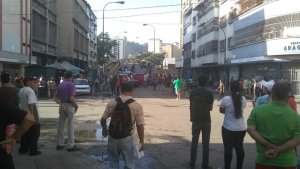 Protesta en el elevado entre El Paraíso y San Juan por falta de gas y agua #8Oct (fotos)