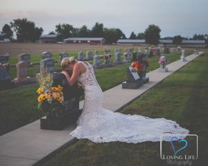 Ni la muerte los separó: Ella celebró su boda luego que el prometido muriera en accidente (fotos)