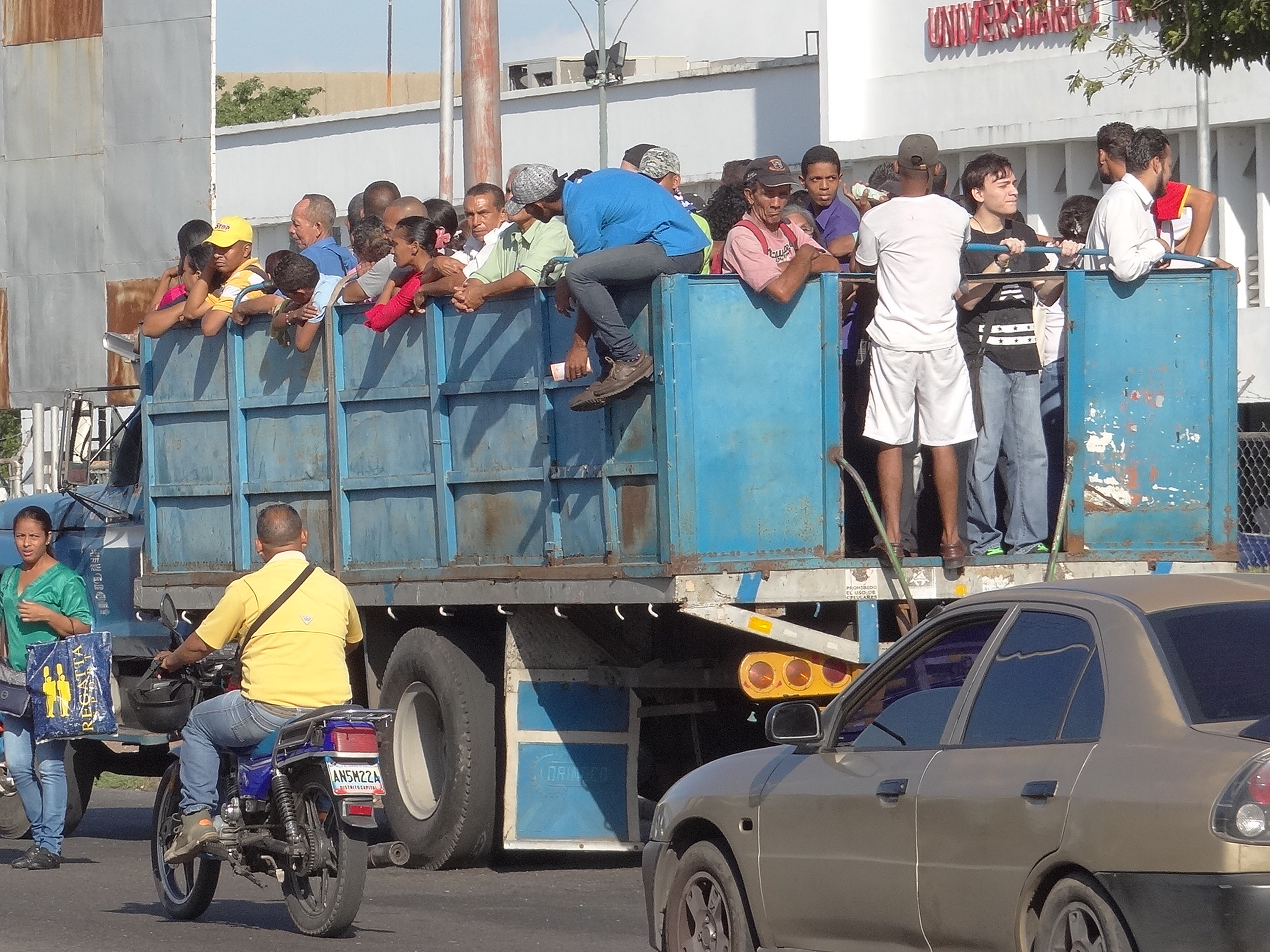 Este es el transporte en Ciudad Bolívar: Camiones ganaderos, cochineras y cavas