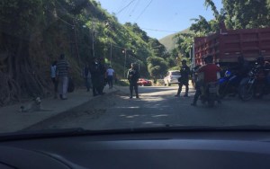 GNB cierra acceso en Las Adjuntas por protesta en Macarao #29Oct