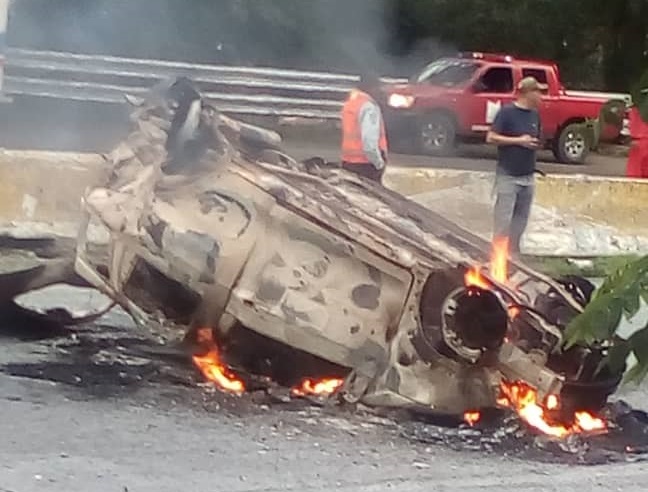 Fuerte choque deja un carro incendiado y dos fallecidos en Las Trincheras, Carabobo #20Oct