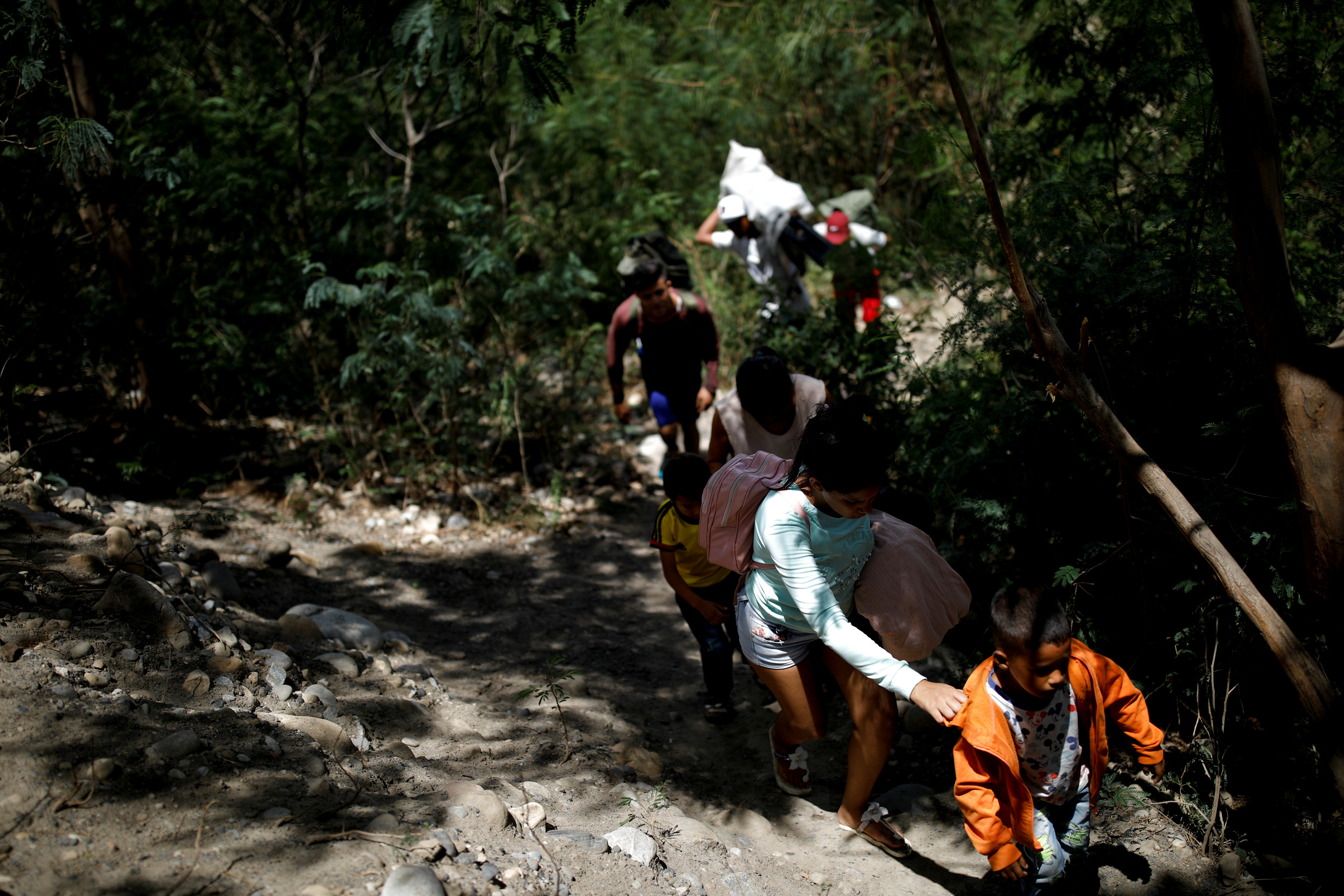 Autoridades colombianas preocupadas por paso de inmigrantes venezolanos por las trochas