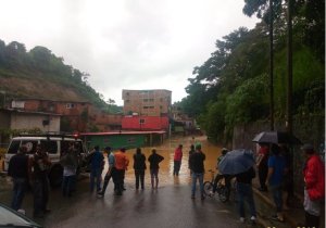 Quebrada en Los Lagos en Miranda se desbordó tras fuertes lluvias (fotos y video)