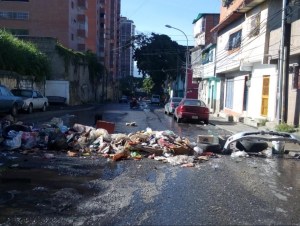 ¡A punta de basura! Vecinos de Pinto Salinas trancaron las calles en protesta por la falta de recolección (Fotos)