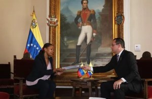 Ecuador aclara que su encargada de negocio en Caracas partió “en cumplimiento del llamado a consulta”
