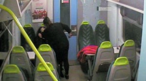 El brutal momento en el que una ex convicta recién liberada apuñala a su mejor amiga en un tren