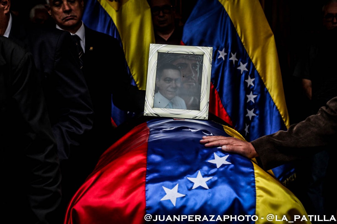 En Fotos:  Venezolanos dan el último adiós a Fernando Albán en la AN