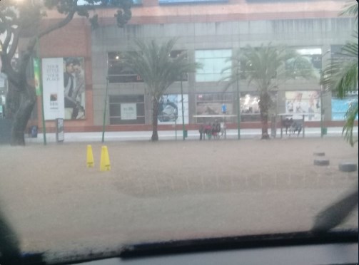 Fuertes lluvias dejan gran parte de Las Mercedes inundada #22Oct (Fotos)