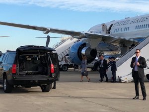 Avión donde viajaba Melania Trump aterriza de emergencia