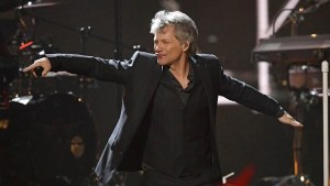 Jon Bon Jovi se las canta a las Kardashian… “¿Qué habrá en tu autobiografía? Hice una porno y me hice famosa”