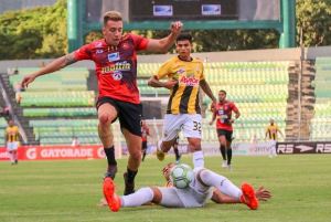 Deportivo Táchira y Caracas FC empatan en un clásico empañado por la violencia en la UCV (Fotos)