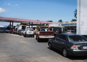 Ciudad Guayana convertida en un estacionamiento de carros en cola por escasez de gasolina