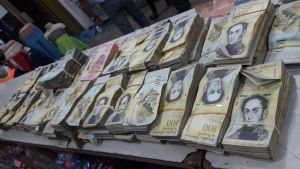 Hallan más de 21 mil bolívares en efectivo en un centro comercial en Zulia
