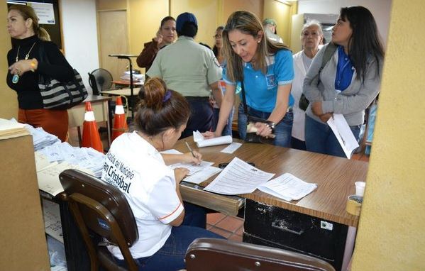 Hampones hacen de las suyas en el Registro Civil de San Cristóbal (Fotos)