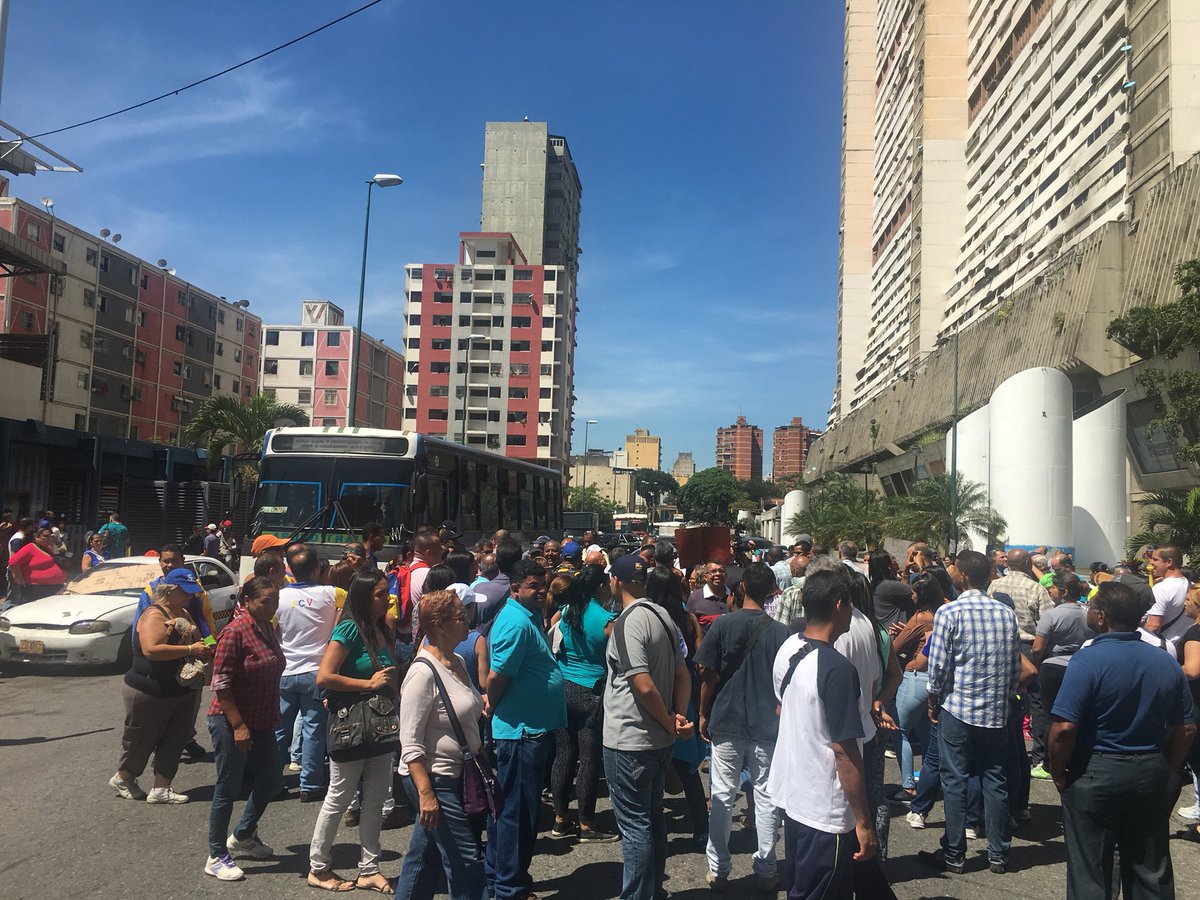 Trabajadores protestan en la avenida Lecuna solicitando mejoras salariales #30Oct