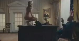 ¡ESCÁNDALO!… con una “Melania Trump” desnudándose en la Oficina Oval del presidente (VIDEO)