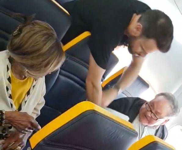Un pasajero se niega a sentarse junto a una mujer negra y Ryanair la cambia de sitio