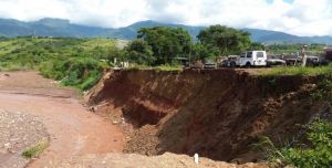 Crecidas de ríos amenazan la infraestructura vial en Táchira