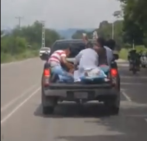 Por falta de ambulancias, enfermeros del hospital de Sabaneta trasladan a pacientes en una pick up (VIDEO)