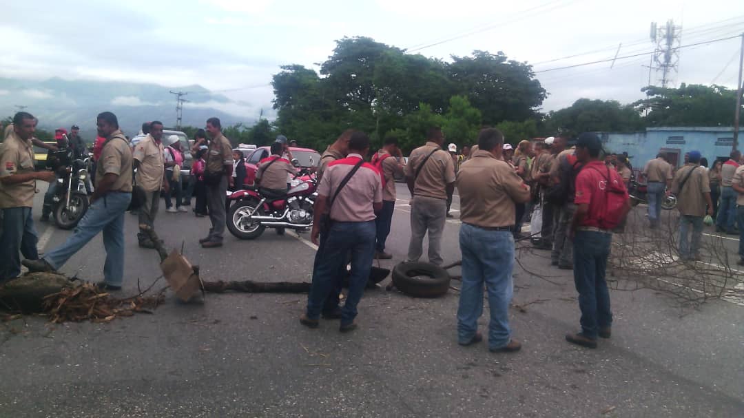 Trabajadores de Cementera trancaron la autopista Charallave-Ocumare #16Oct (Fotos)