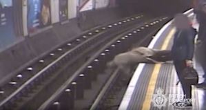 EN VIDEO: Hombre fue captado en cámara empujando a dos personas a los rieles del metro de Londres