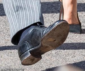 El príncipe Harry, muy elegante para la boda de Eugenia…pero con tremendo hueco en la suela del zapato (fotos)