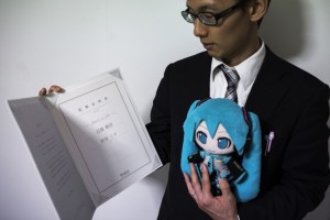 El hombre japonés que se “casó” con un holograma (Fotos)