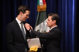 Peña Nieto condecora al yerno de Trump por su aporte en la relación entre México y EEUU