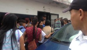 Vecinos capturan y entregan a la policía a presunto secuestrador de menores en Los Teques