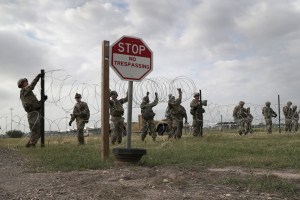 Ejército de EEUU colocó alambres de púa en la frontera con México ante caravana de migrantes (fotos y video)