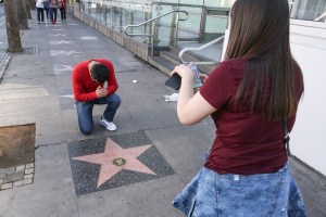 Fanáticos rindieron honores a Stan Lee en el Paseo de la Fama en Hollywood (FOTOS)