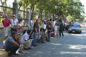 Transportistas cobran hasta 350 bolívares soberanos entre Caracas y Catia La Mar