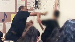 Mira como este maestro golpeó a su alumno después de recibir insultos racistas (VIDEO)