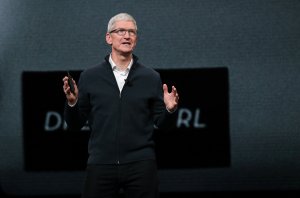 Tim Cook dice que es inevitable una reglamentación para proteger los datos de usuarios de Apple