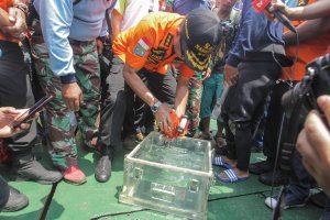 Indonesia confirma la recuperación de una caja negra del avión Lion Air (Fotos)