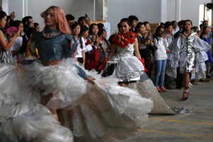 ¿Plástico? ¡Fantástico!: diseñadores de moda LGBT de Camboya hallan belleza en la basura (Fotos)