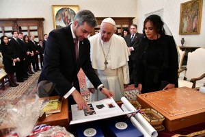 Presidente de Paraguay llegó cargado de regalos para el papa Francisco (fotos)