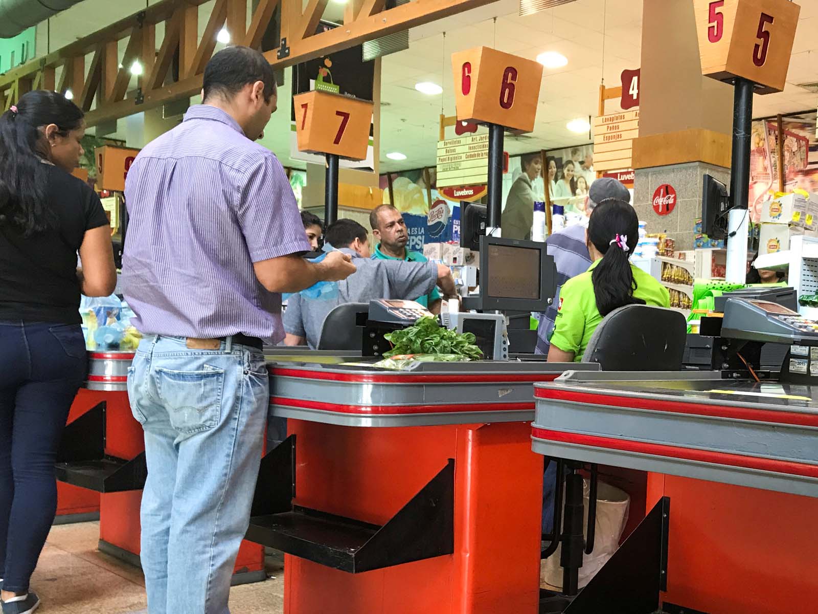 ¡Solo en Venezuela! El contraste de las colas para pagar con dólares y bolívares en un supermercado en Caracas (Foto)
