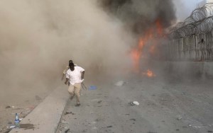 Varios muertos al estallar carro bomba en Somalia (Fotos)