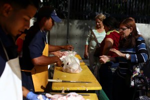 Guaros se equipan con pollo y carne para Navidad
