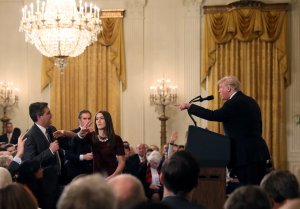 CNN lleva a la justicia la pelea de Trump con el periodista Jim Acosta