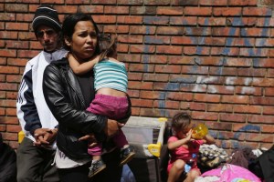 Inmigrantes venezolanos sufren dentro y fuera de albergue en Bogotá (fotos)