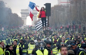 Dispersada con lacrimógenas una nueva protesta de los chalecos amarillos en París (fotos)