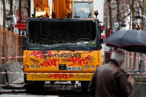 Francia no subirá los impuestos al combustible si el petróleo se dispara
