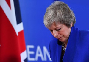 Renuncian tres secretarios de Estado británicos en desacuerdo con May sobre el Brexit