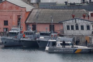 Ucrania dice que Rusia abrió fuego y capturó a tres de sus barcos en el Mar Negro